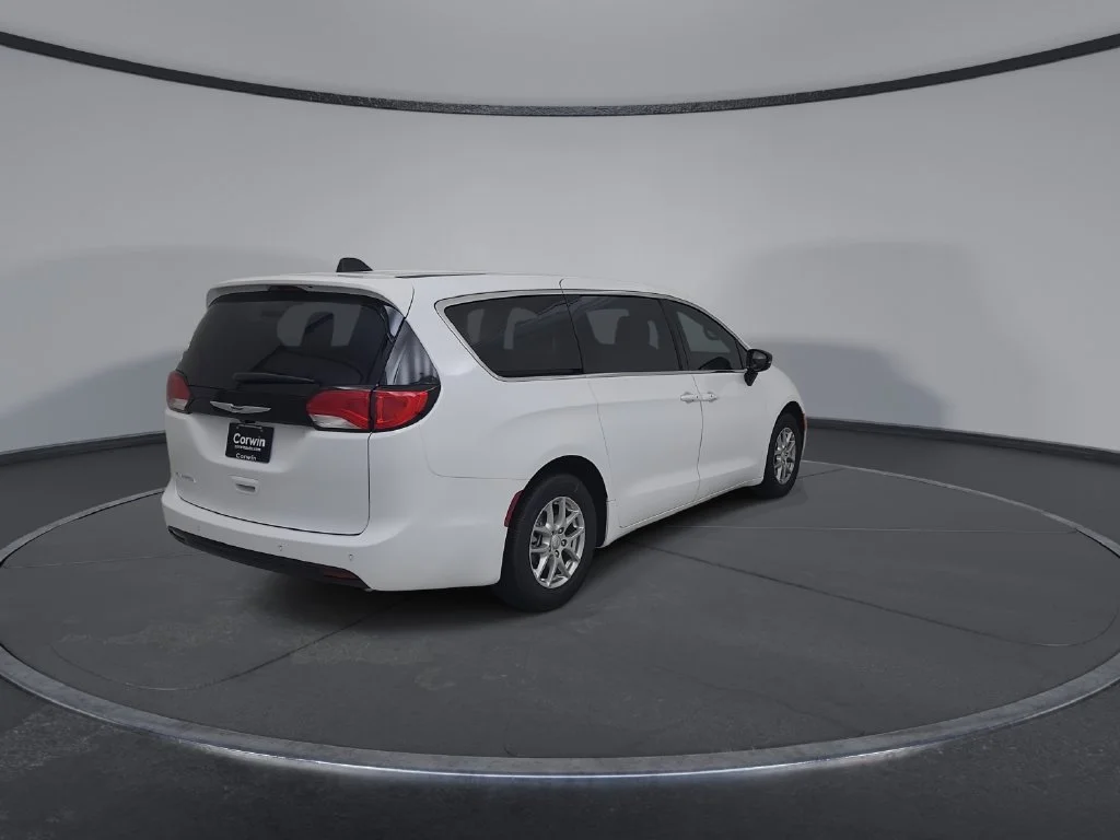 New 2027 Bright White Clear-Coat Paint Chrysler LX image 14