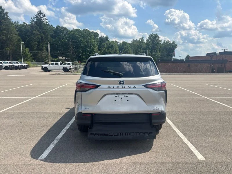 Used 2022 Silver Toyota XLE image 4