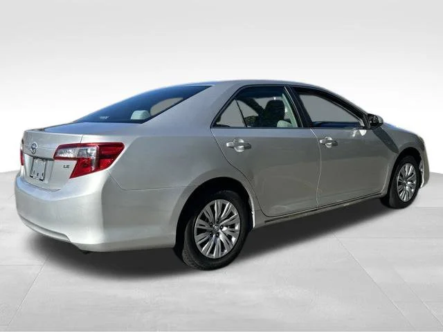 Used 2012 Silver Toyota LE image 5