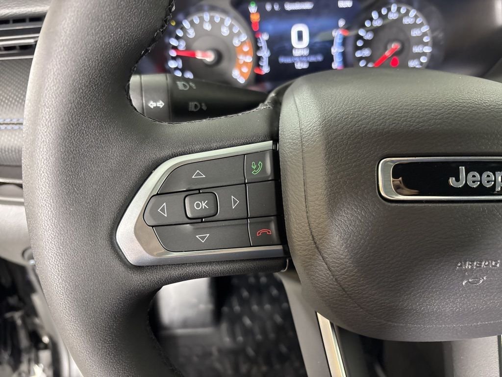 New 2026 Diamond Black Crystal Pearlcoat Jeep Latitude image 20