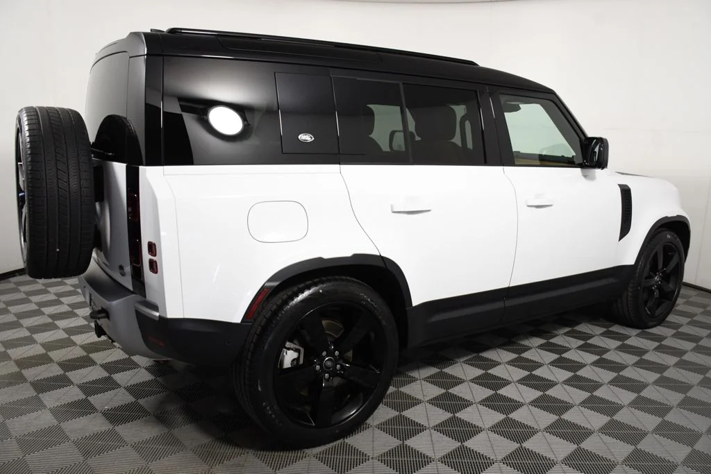 Used 2023 Fuji White Land Rover S image 7