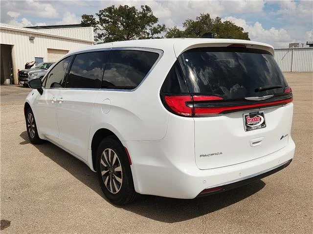 Used 2024 White Chrysler Select Front-Wheel Drive Passenger image 3