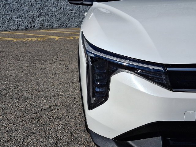Used 2025 White Kia LXS image 12
