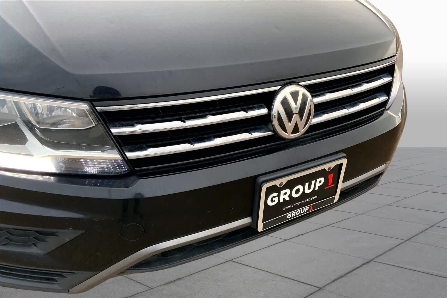 Used 2020 Deep Black Pearl Volkswagen SE image 29