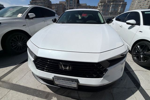 Certified Used 2025 Platinum White Pearl Honda SE image 3