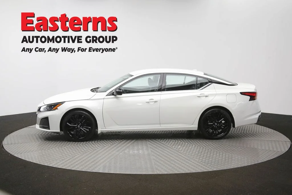 Used 2023 White Nissan 2.5 SR image 59