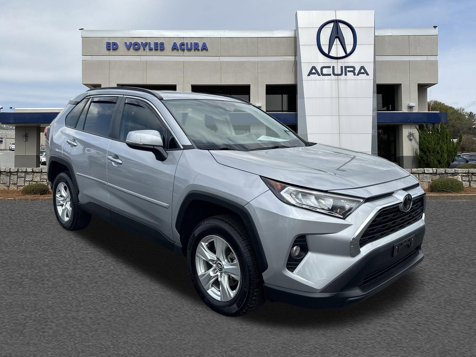 Used 2020 Silver Sky Metallic Toyota XLE image 3