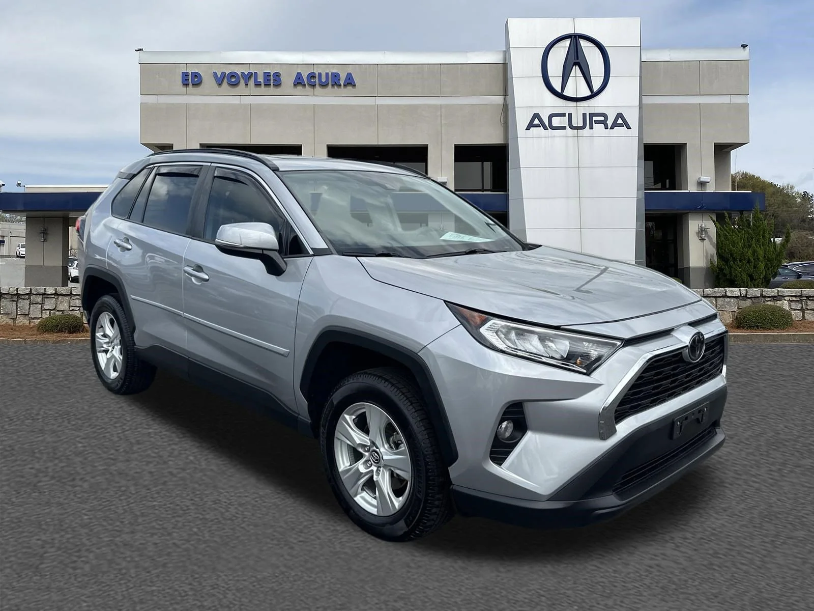 Used 2020 Silver Sky Metallic Toyota XLE image 3