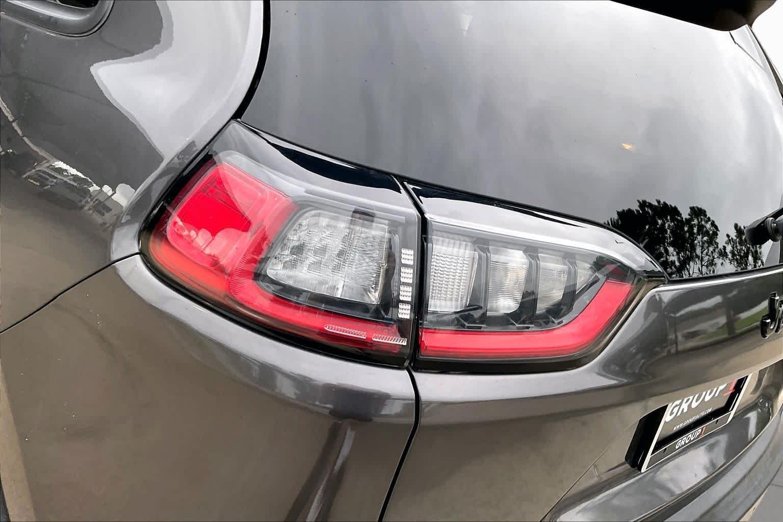 Used 2019 Granite Crystal Metallic Clearcoat Jeep Altitude image 28