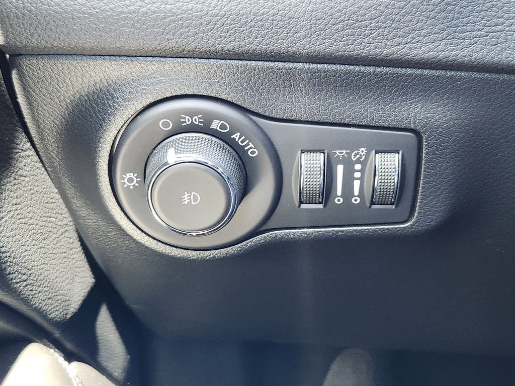Used 2021 Red Jeep Latitude image 18