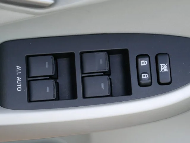 Used 2012 Pearl Toyota Three image 15