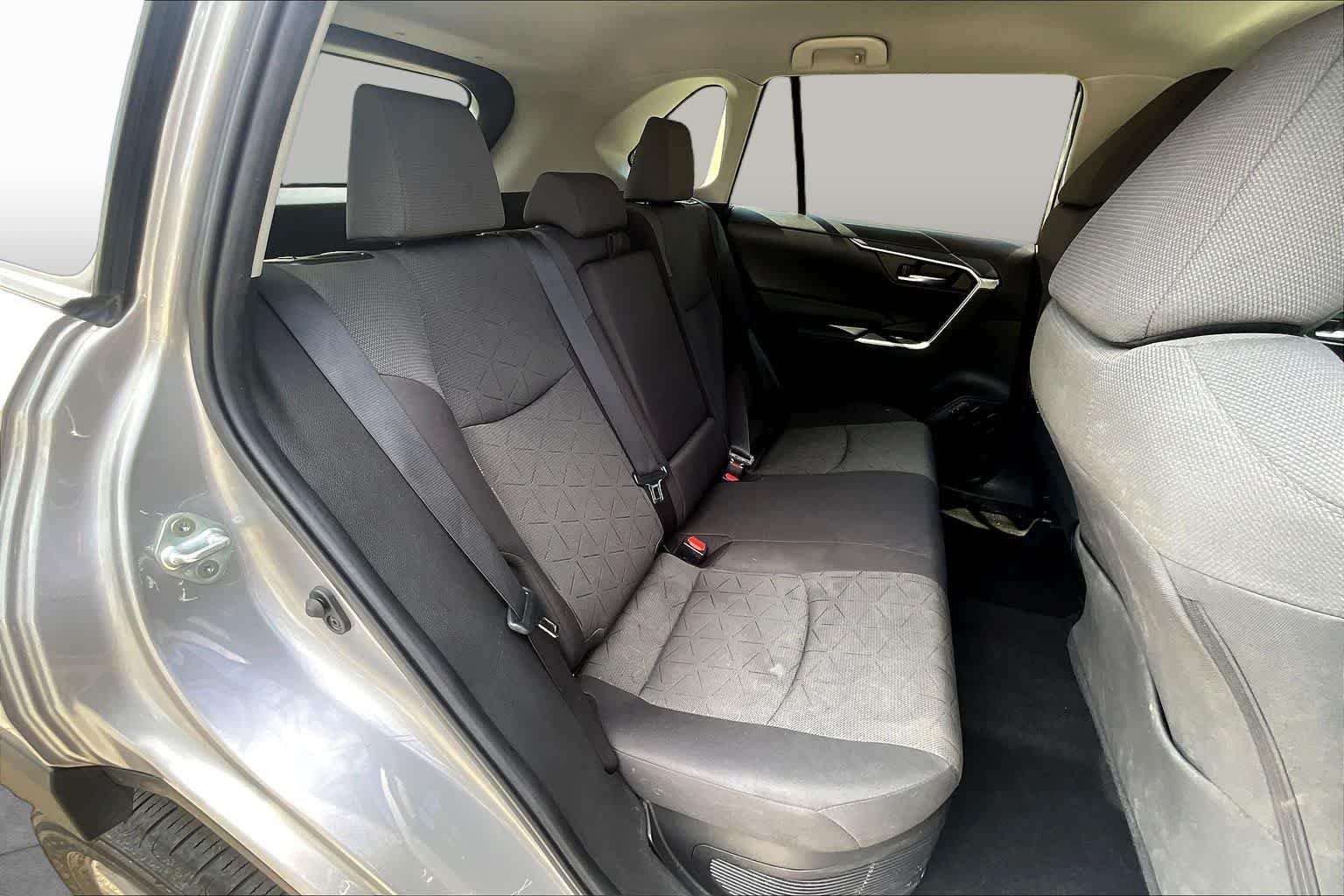 2022 Toyota RAV4 XLE - Photo 38