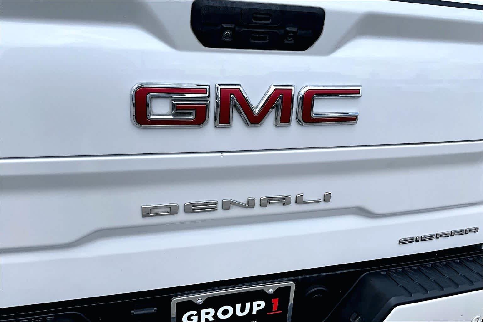 Used 2022 White Frost Tricoat GMC Denali image 31