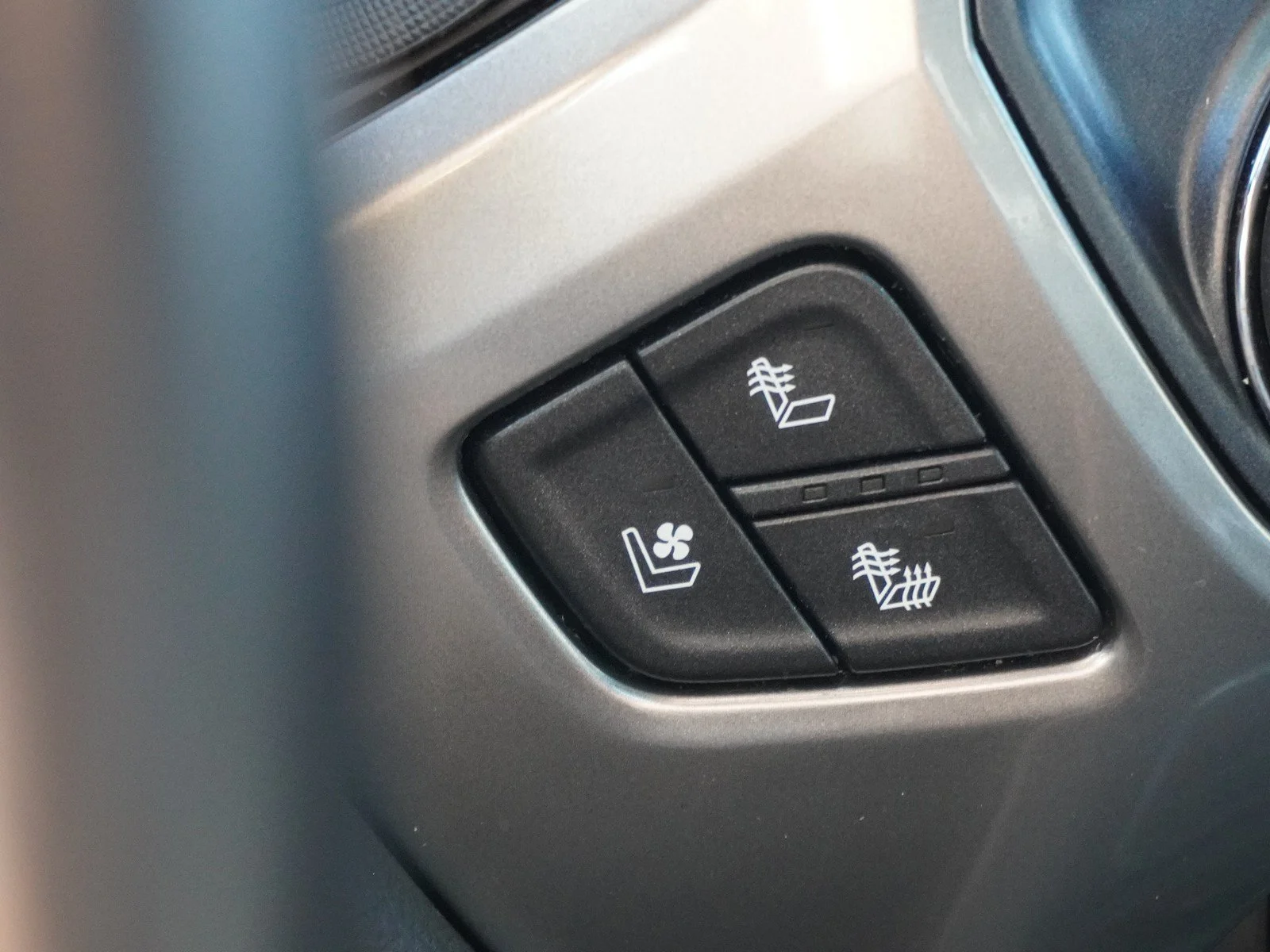 Used 2018 Deep Ocean Blue Metallic Chevrolet LTZ image 25