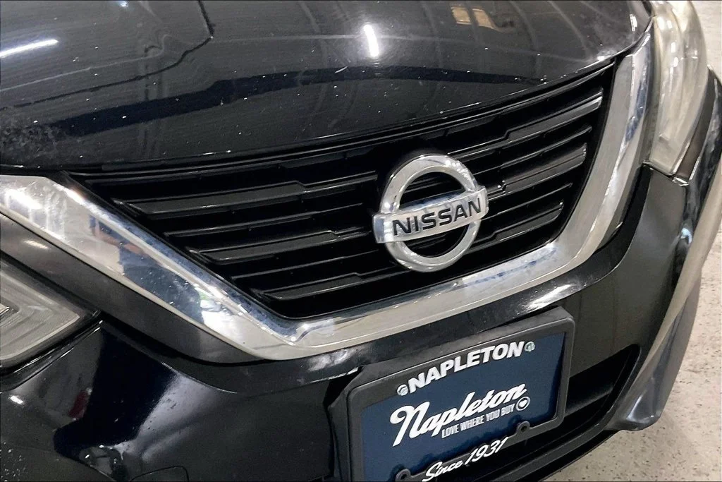 Used 2016 Black Nissan 2.5 S image 29
