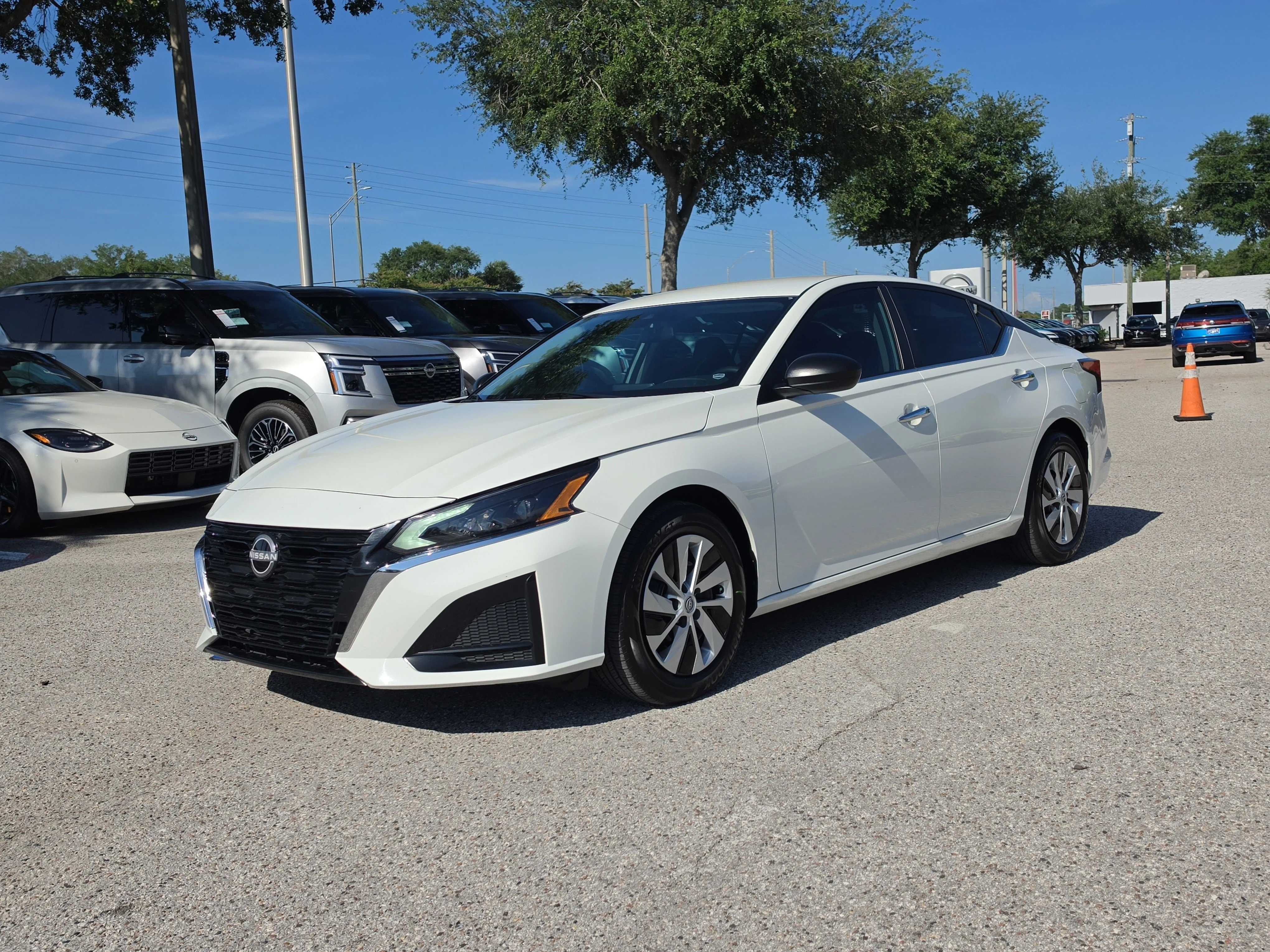 Certified Used 2025 Glacier White Nissan S image 4