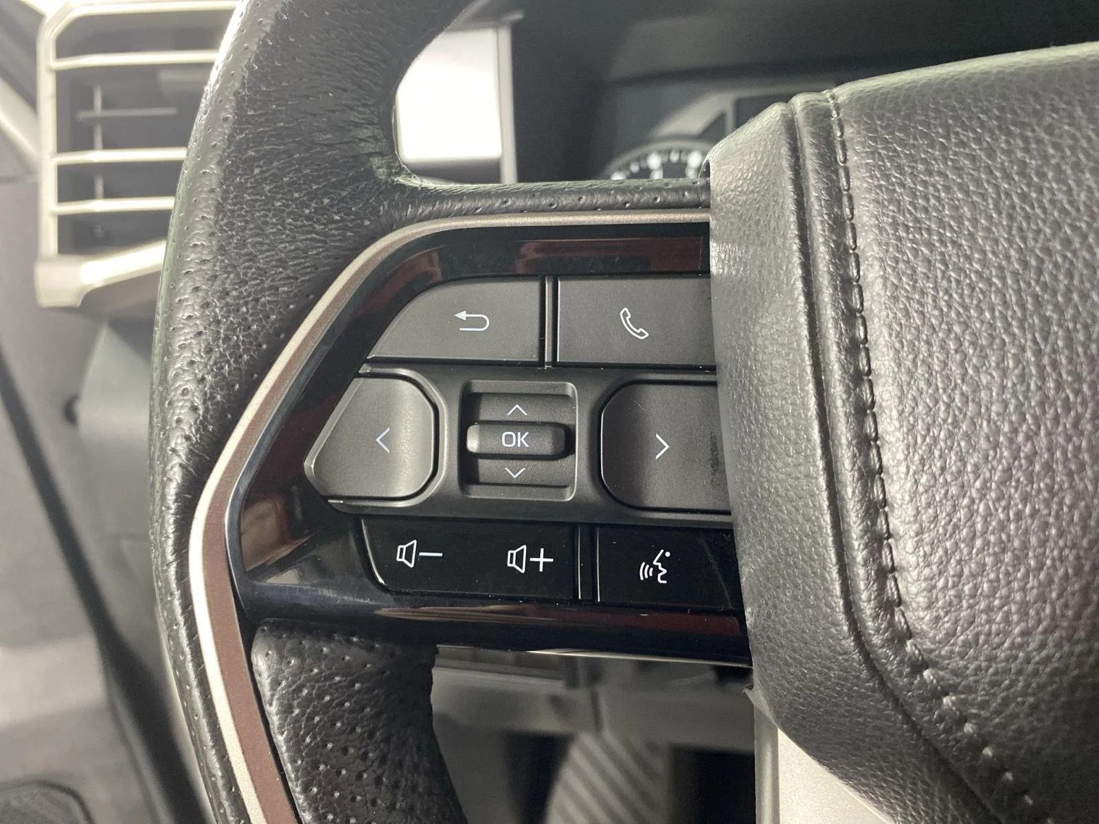 Used 2022 White Toyota SR5 image 21
