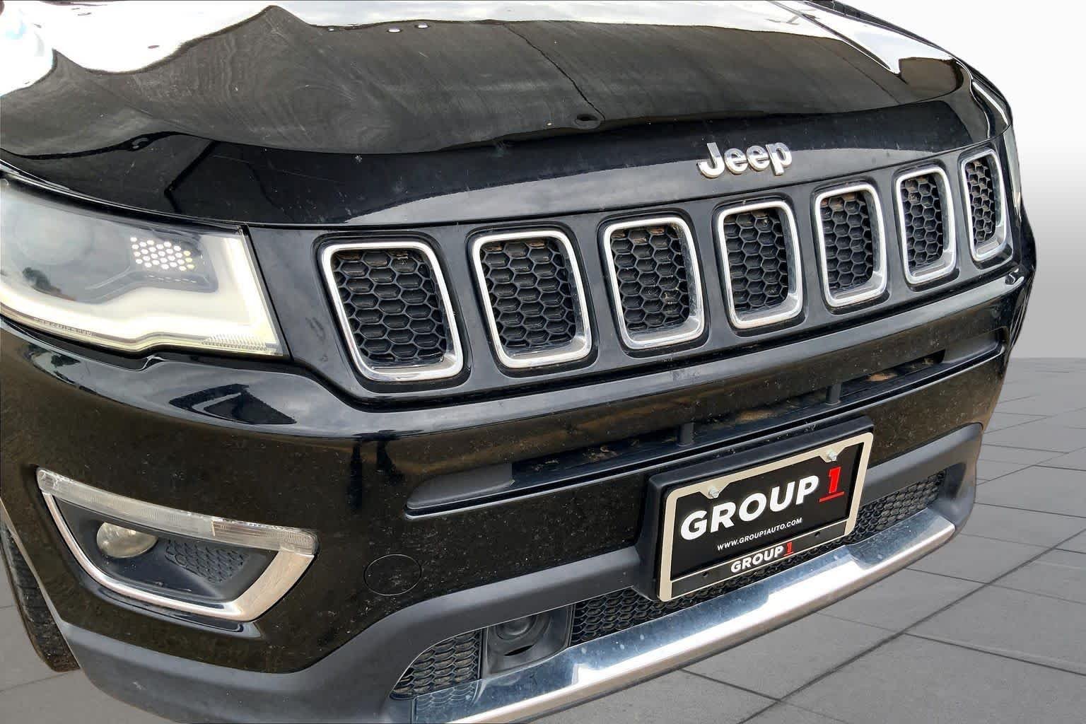 Used 2018 Diamond Black Crystal Pearlcoat Jeep Limited image 29