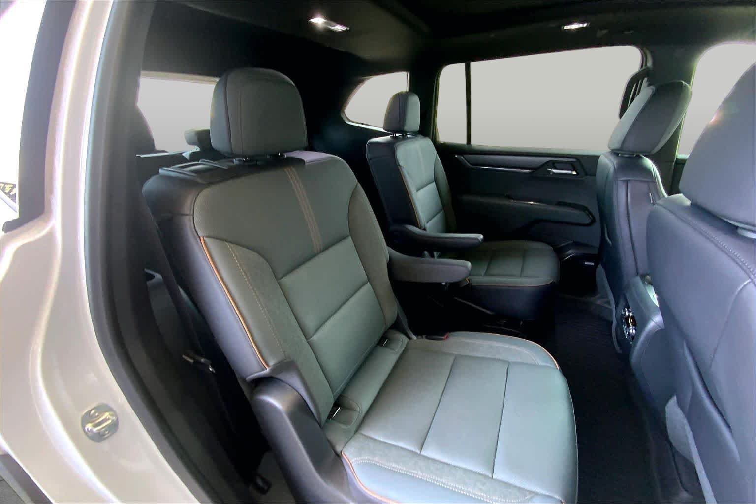 Used 2025 White Frost Tricoat GMC AWD AT4 image 19