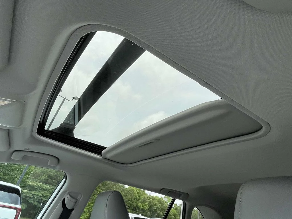 Used 2025 Wind Chill Pearl Toyota XLE Premium image 17