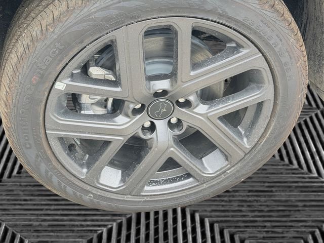 New 2026 Diamond Black Crystal Pearl-Coat Exterior Paint Jeep Limited image 9