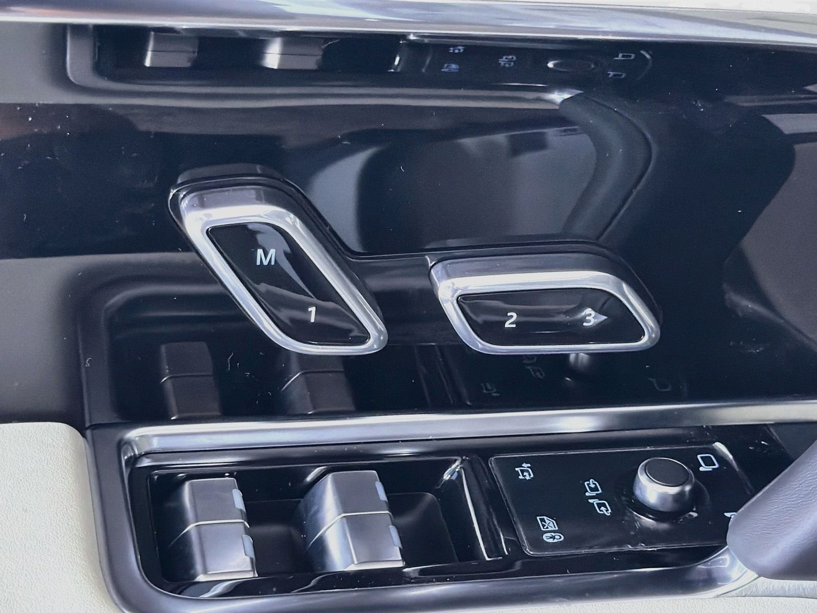 New 2026 Fuji White Land Rover SE image 24
