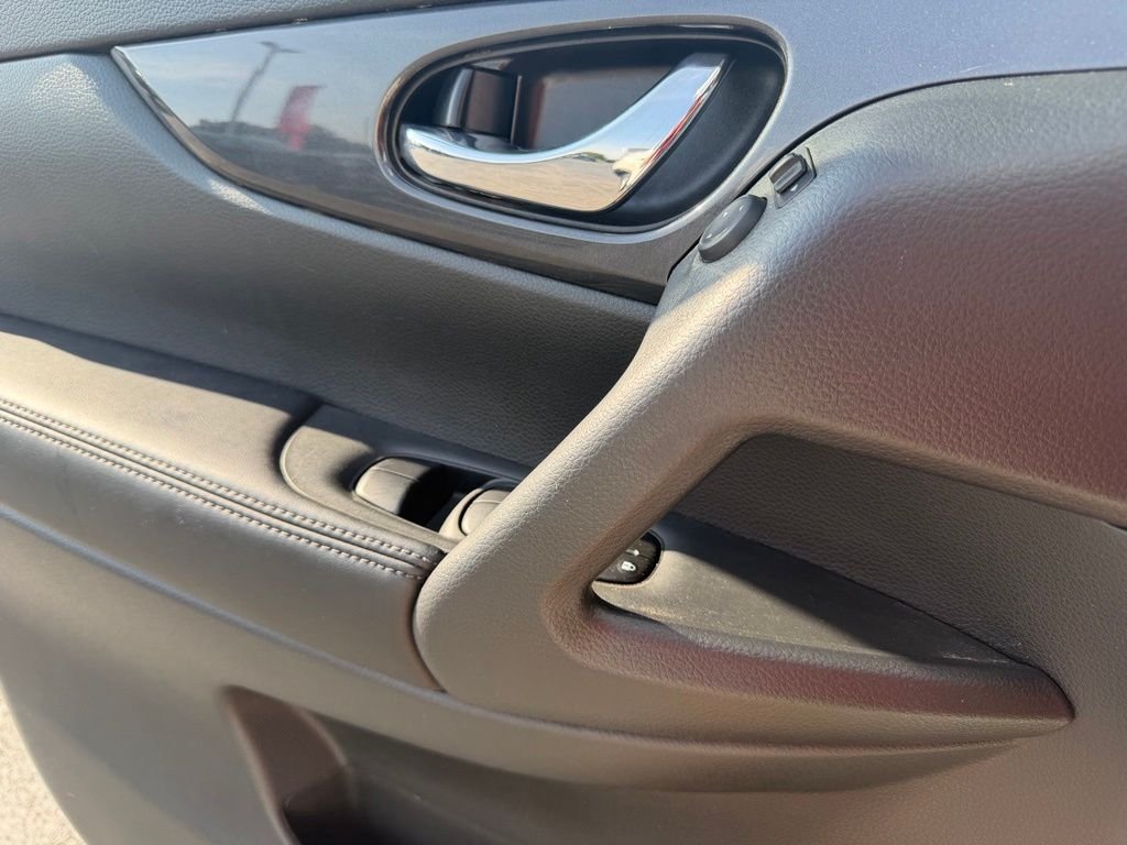 Used 2018 White Nissan S image 15