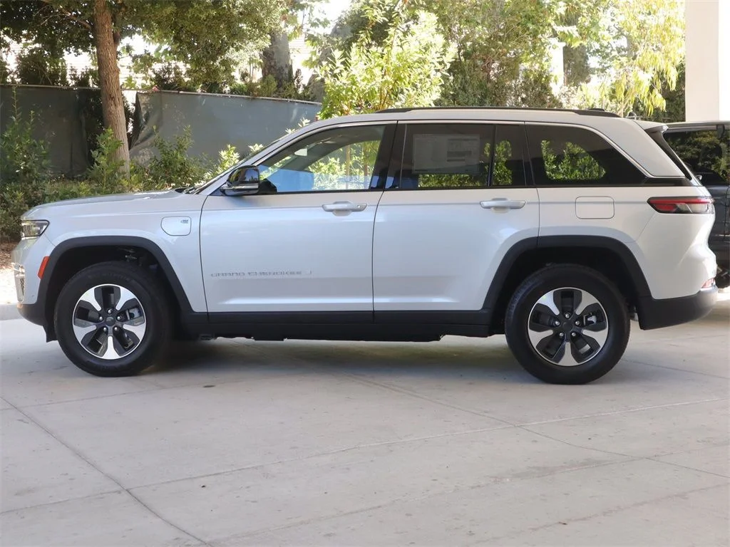New 2023 Bright White Clear-Coat Exterior Paint Jeep Overland image 7