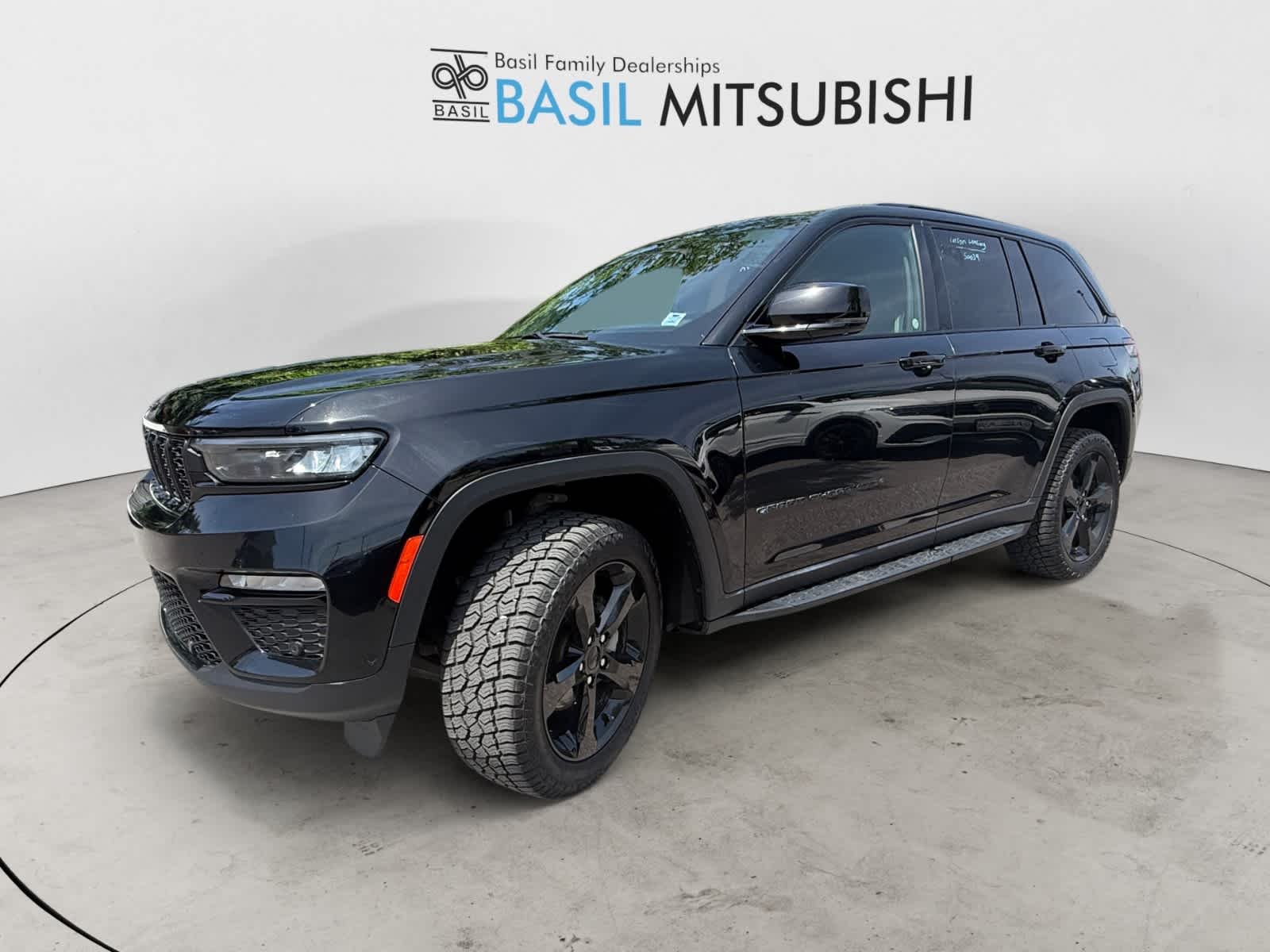 Used 2024 Diamond Black Crystal Pearl Jeep Limited image 7