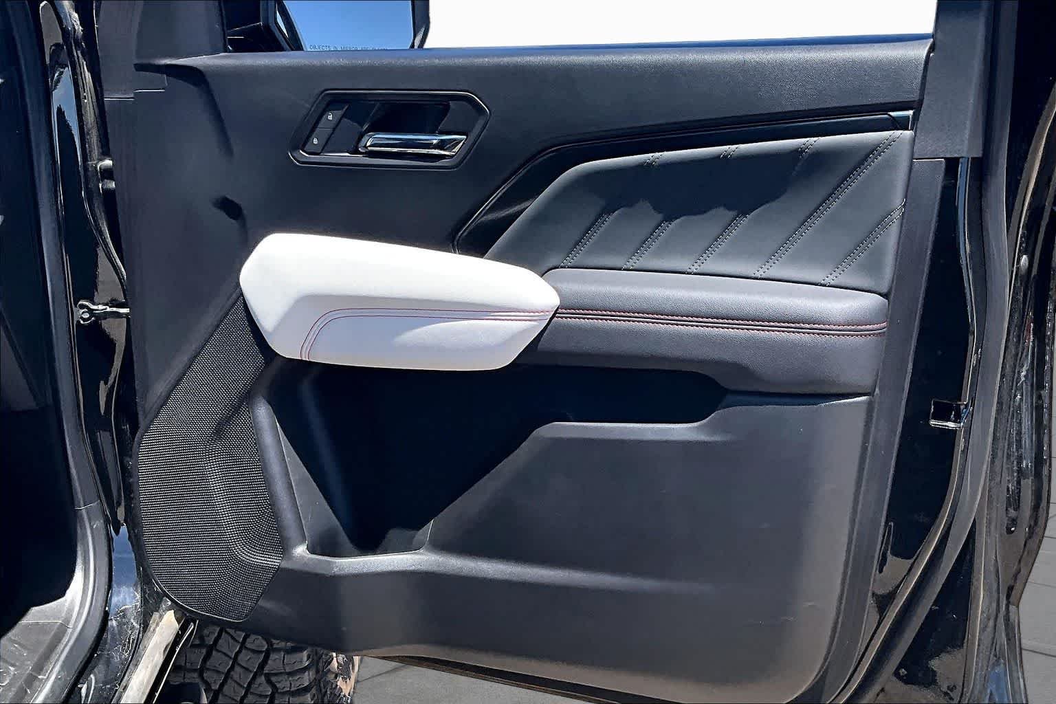 Used 2026 Onyx Black GMC 4WD AT4X image 19