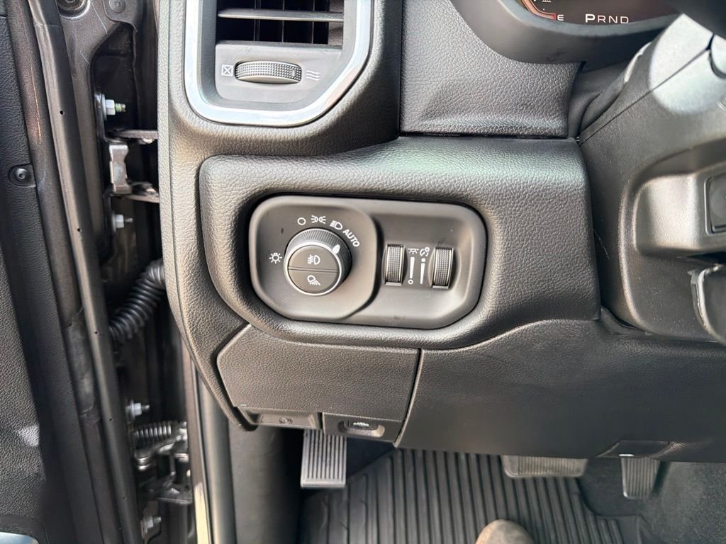 New 2026 Granite Crystal Metallic Clear-Coat Exterior Paint RAM Laramie image 30