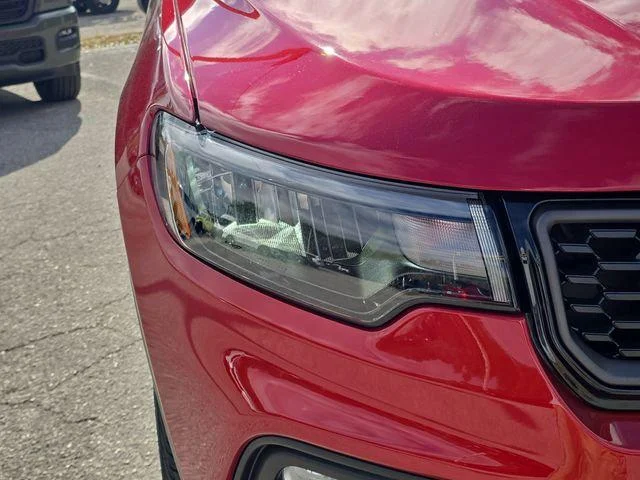 New 2026 Red Hot Pearl-Coat Exterior Paint Jeep Latitude image 7