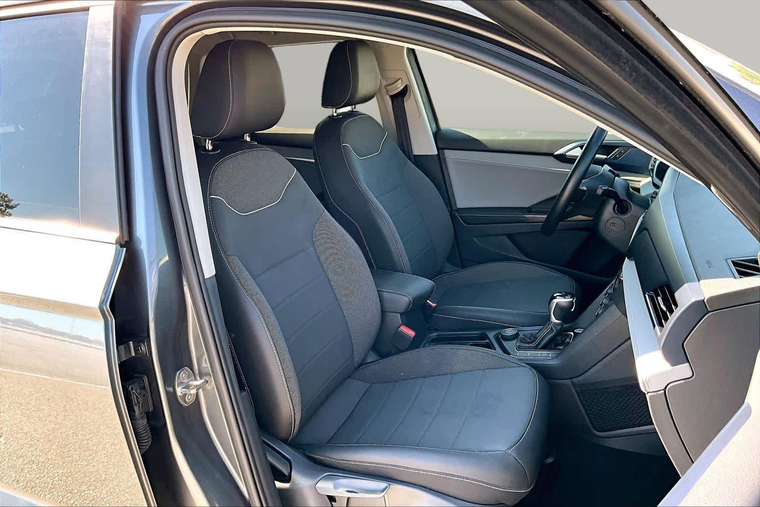 Used 2024 Platinum Gray Metallic Volkswagen SE image 9