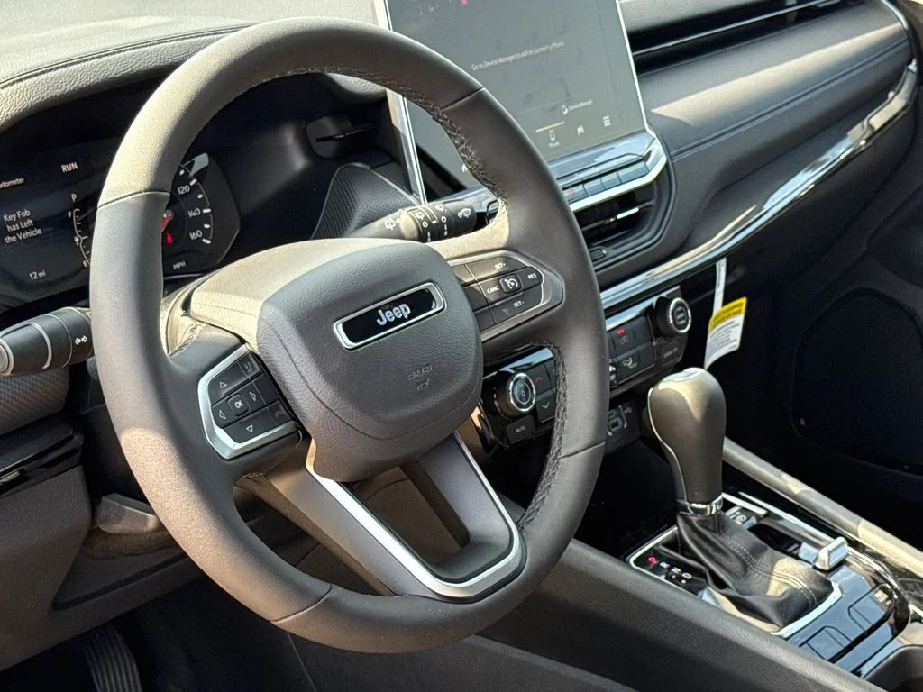 New 2026 Fathom Blue Pearl-Coat Exterior Paint Jeep Latitude image 17