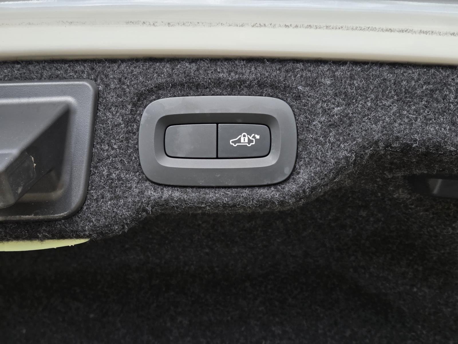 Used 2019 Crystal White Pearl Metallic Volvo Momentum image 12