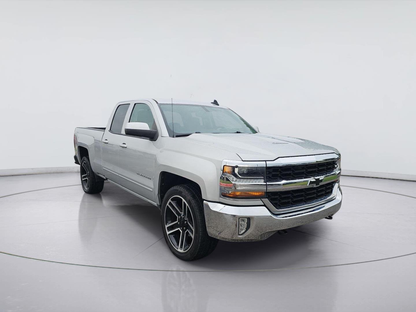 Used 2018 Silver Ice Metallic Chevrolet LT image 7