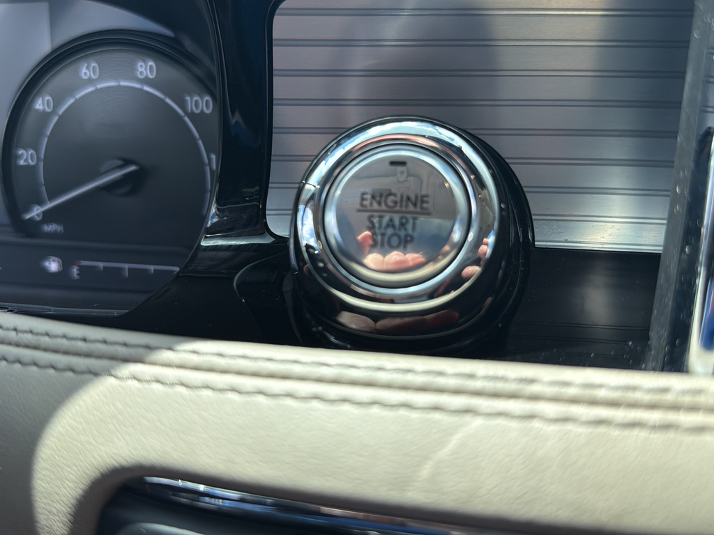 Used 2020 White Lincoln Standard image 11