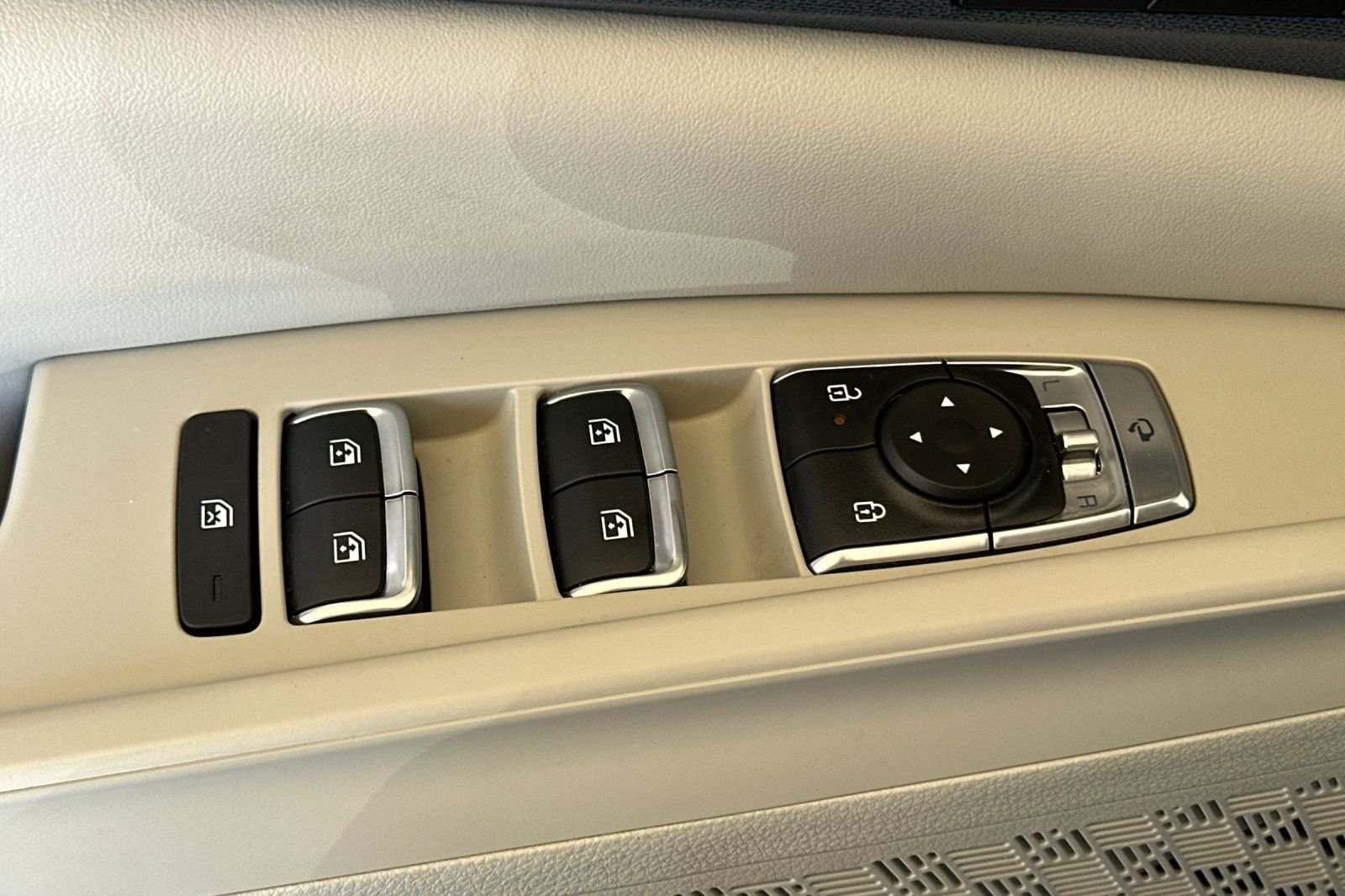 Used 2025 White Kia SX image 12
