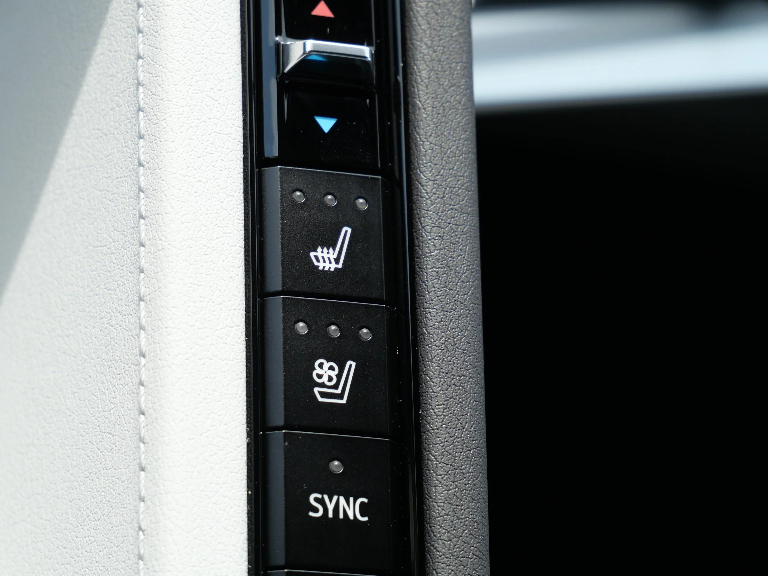 Used 2023 Arctic White Chevrolet 2LT image 28