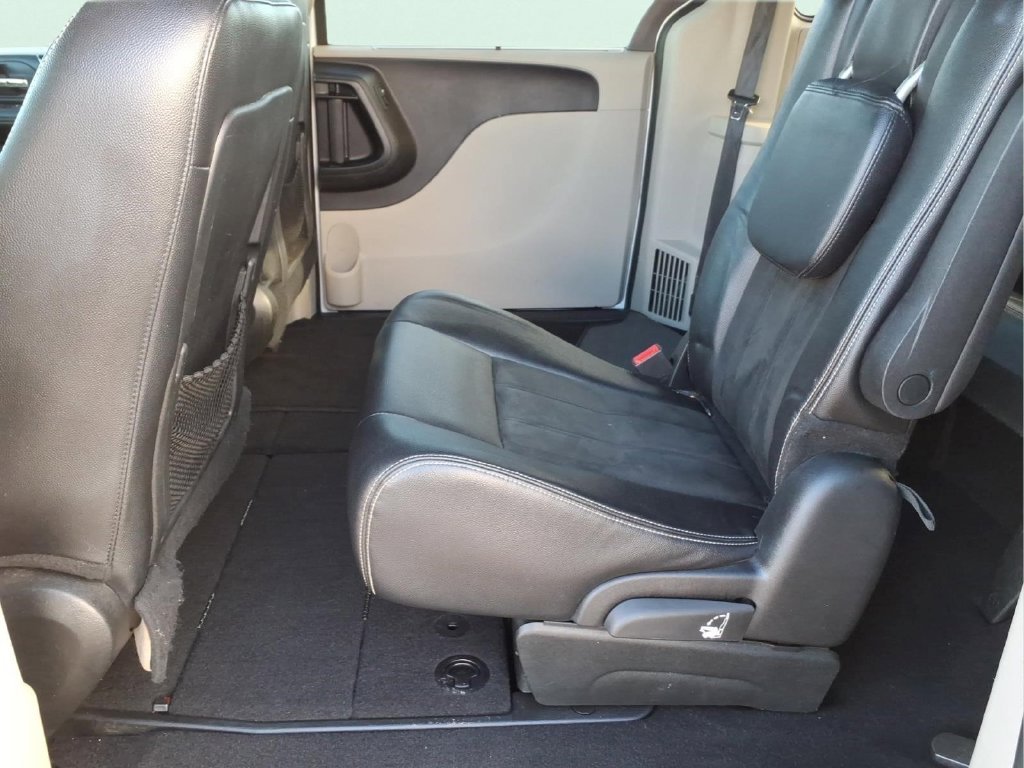 Used 2019 White Dodge SXT image 12