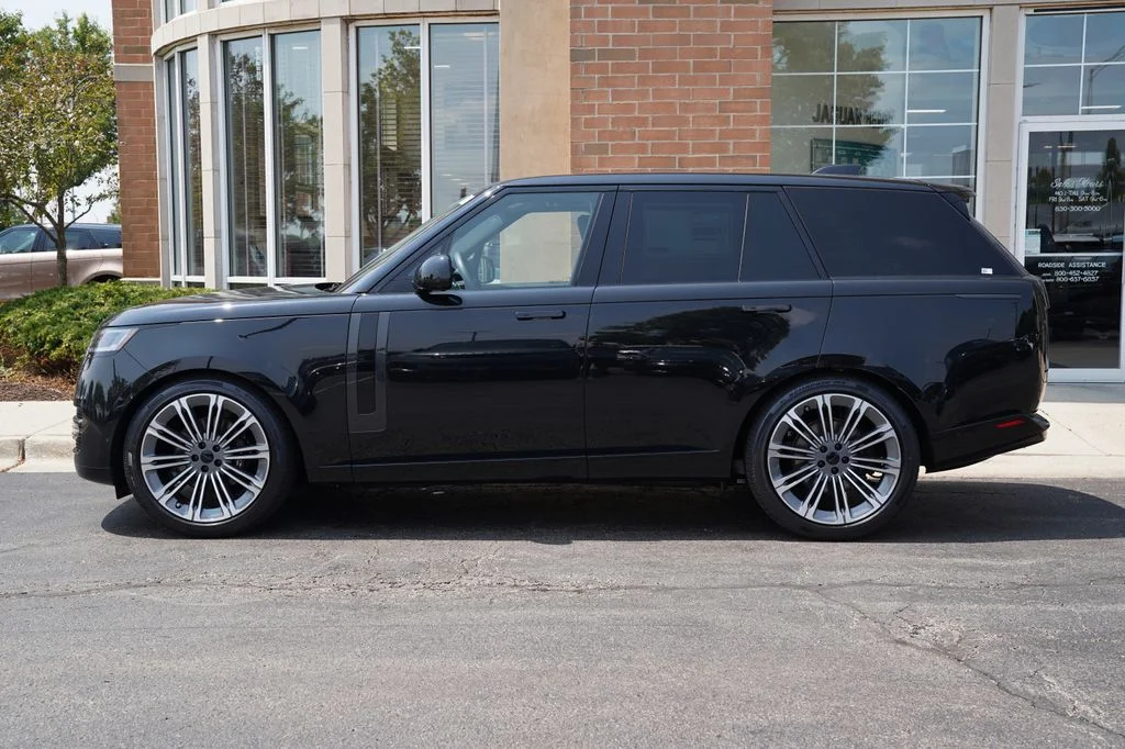 New 2026 Santorini Black Land Rover SE image 2