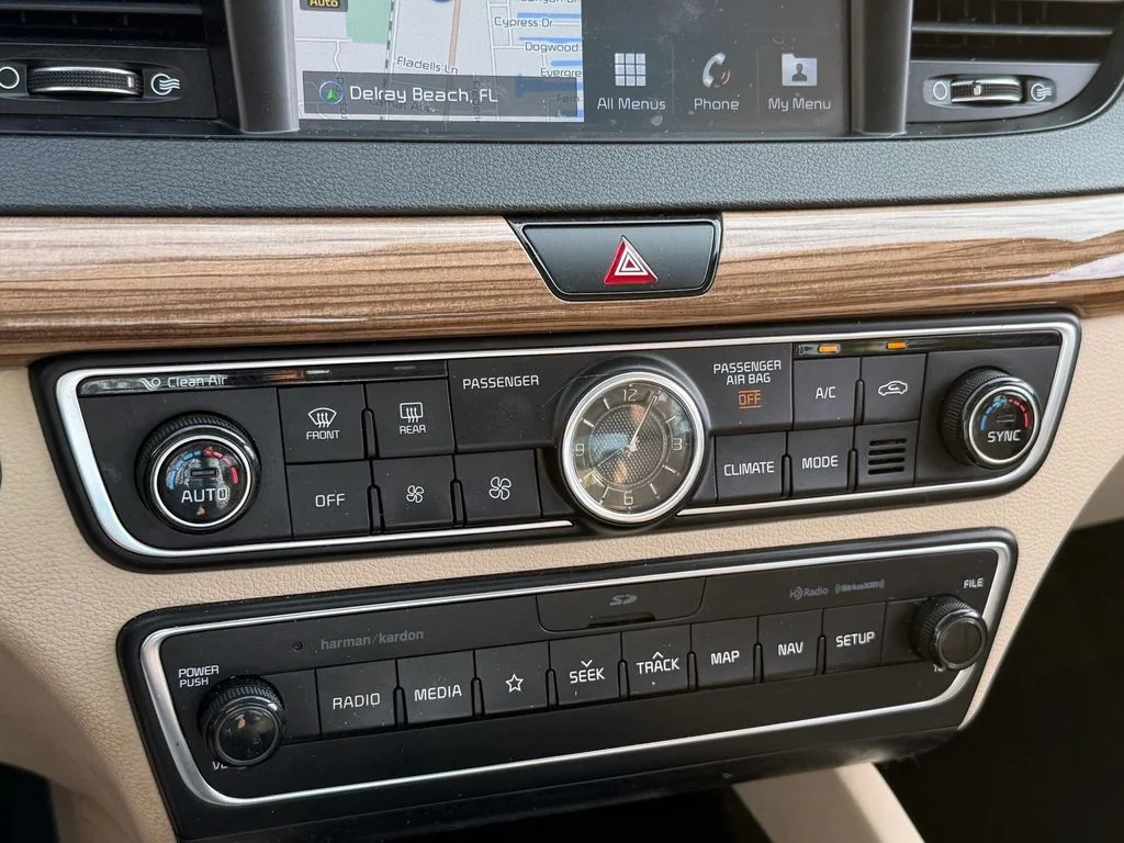 Used 2019 White Kia Technology image 22
