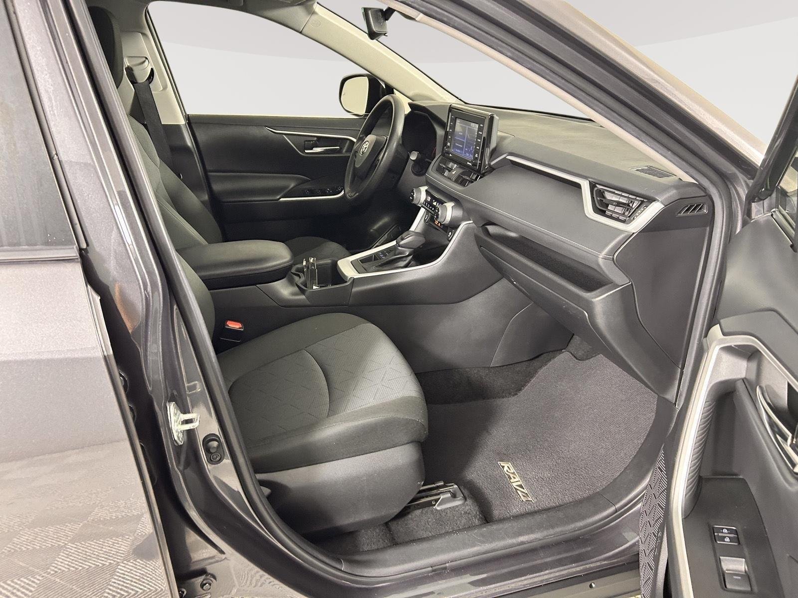 2022 Toyota RAV4 XLE - Photo 14