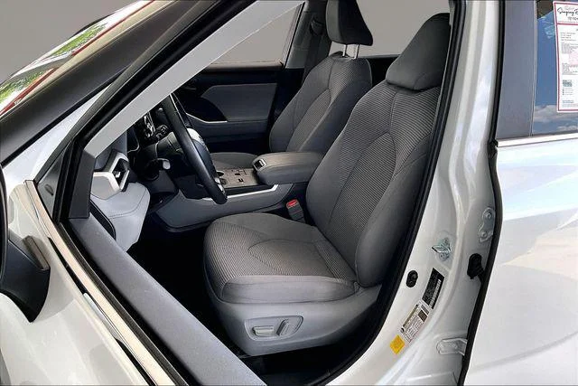 Certified Used 2024 WIND CHILL PEARL Toyota  image 18