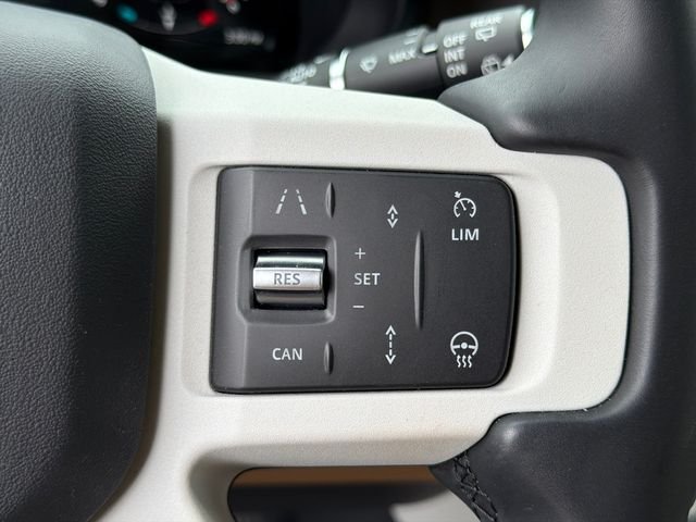 Used 2025  Land Rover X-Dynamic SE image 26