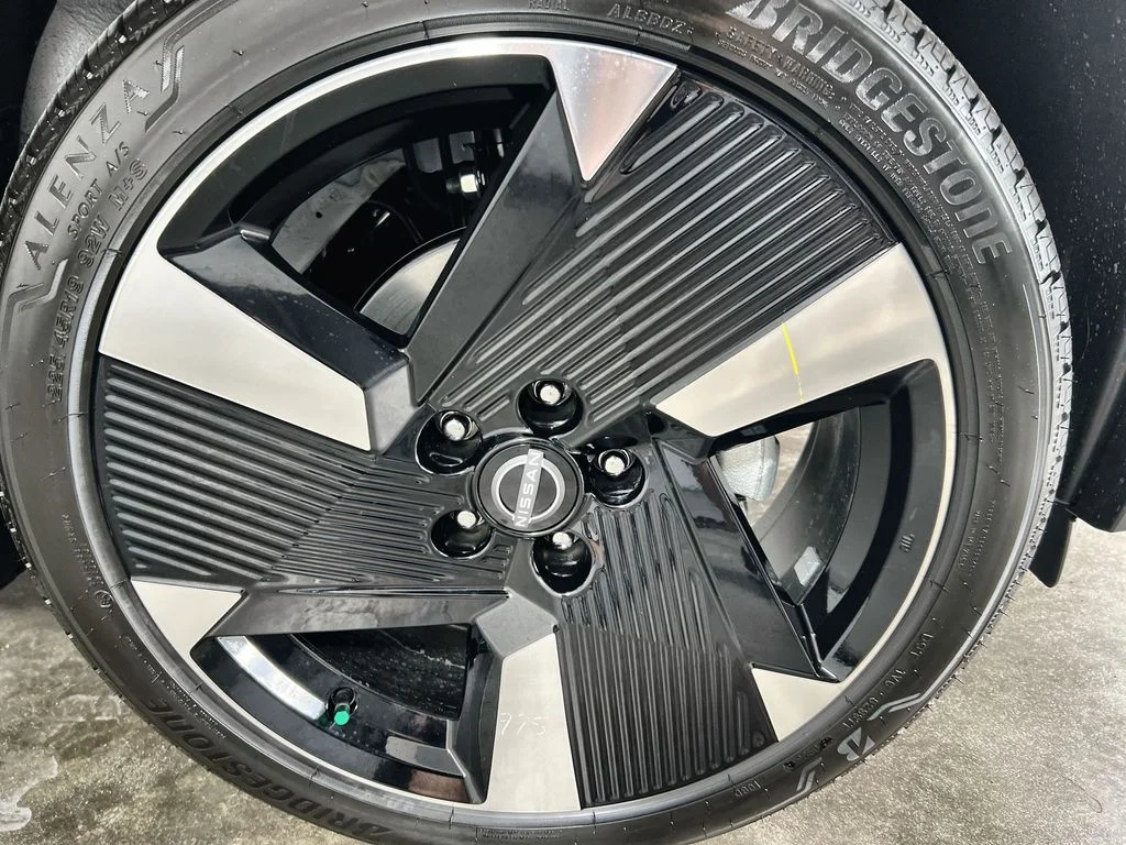 New 2026 Aspen White TriCoat / Super Black Two-tone Nissan SR image 18