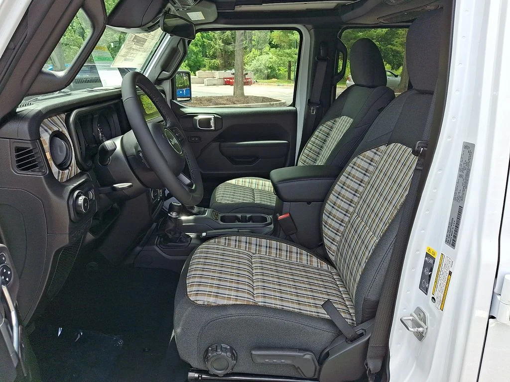 New 2026 Bright White Clear-Coat Exterior Paint Jeep 85th Anniversary Edition image 8
