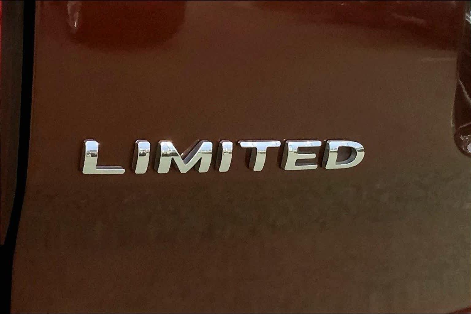 Used 2015 Bronze Fire Metallic Tinted Clearcoat Ford Limited image 28