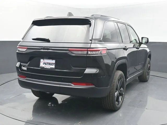 New 2026 Diamond Black Crystal Pearlcoat Jeep Limited image 6