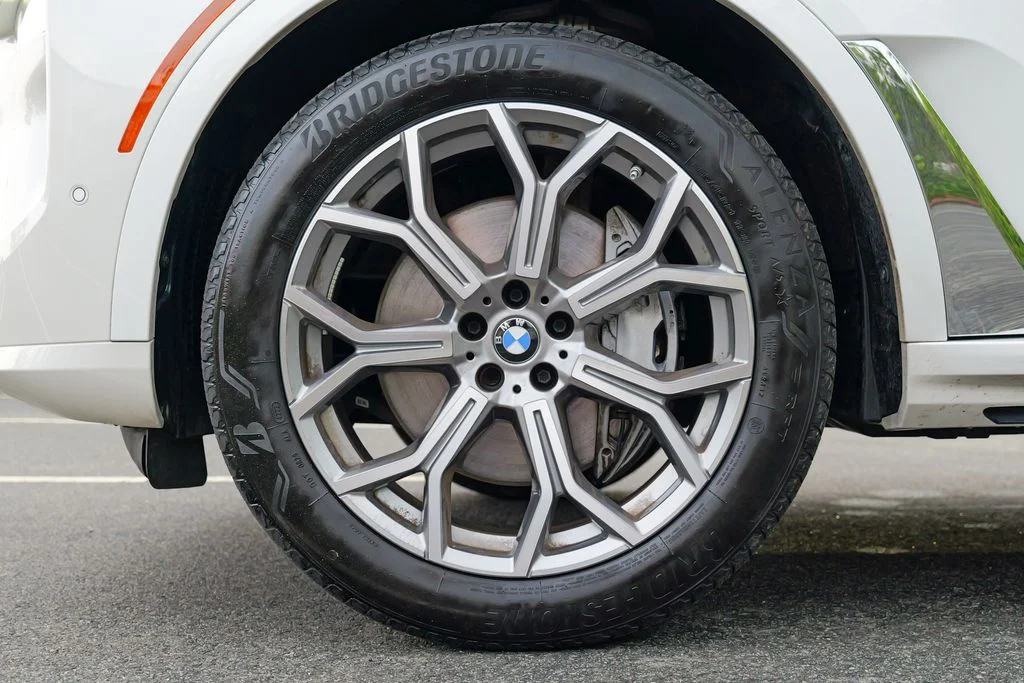 Used 2023 Mineral White Metallic BMW xDrive40i image 15